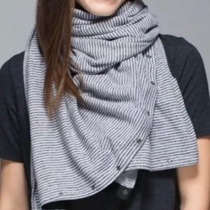 Lululemon Vinyasa snap scarf